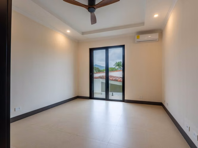 VENTA Y ALQUILER DE EXCLUSIVA CASA CON PISCINA PRIVADA EN HACIENDA DEL SOL - Imagen 10
