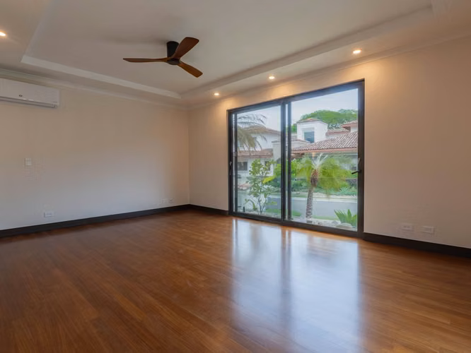 VENTA Y ALQUILER DE EXCLUSIVA CASA CON PISCINA PRIVADA EN HACIENDA DEL SOL - Imagen 14