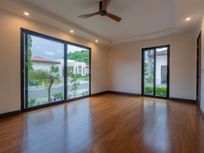 VENTA Y ALQUILER DE EXCLUSIVA CASA CON PISCINA PRIVADA EN HACIENDA DEL SOL - Imagen 13