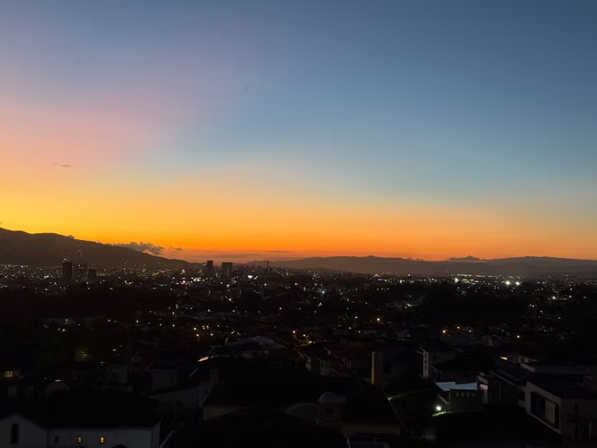 Apartamento con línea Blanca con Doble Balcón y 2 Parqueos | Monte Alto, Curridabat