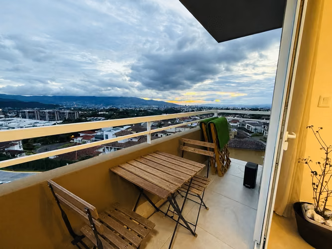 Apartamento con línea Blanca con Doble Balcón y 2 Parqueos | Monte Alto, Curridabat