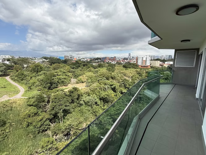 Apartamento de 2 habitaciones con vista al rio y amanecer en Rohrmoser.