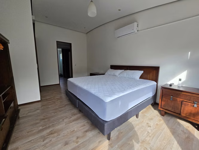 Moderno apartamento amoblado con amenidades en Santa Ana $1800