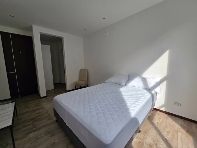 Moderno apartamento amoblado con amenidades en Santa Ana $1800