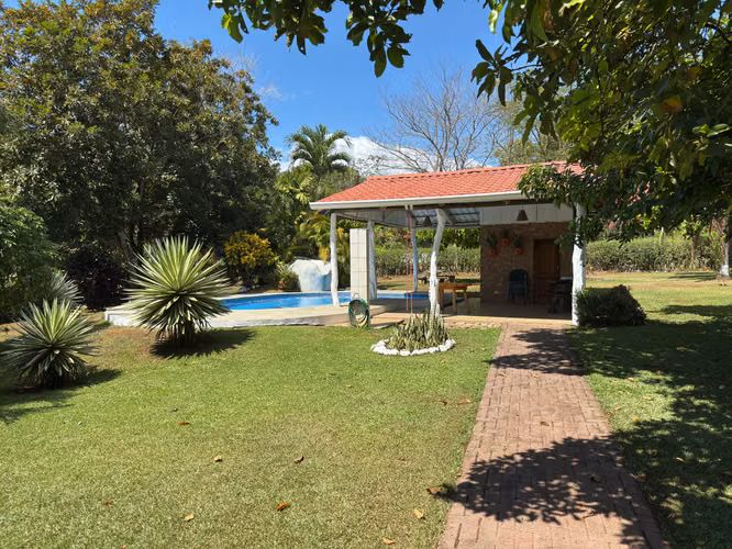 Venta. Lote con Casa. Turrubares, San Jose