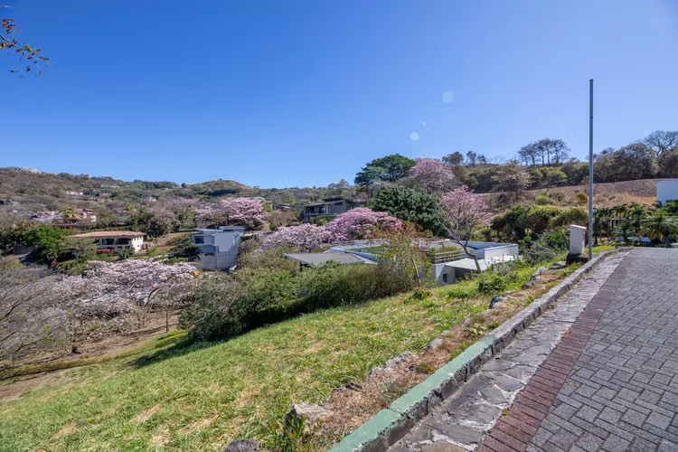 Lote Premium de 1.071 m² en Valle Escondido, Santa Ana | Hermosas Vistas | Cerca de Ruta 27 y el SAC