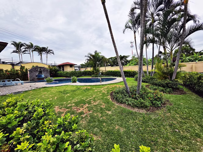 Casa Esquinera en Venta en La Ribera de Belén | 280 m² | 3-Habs | Jardines | Excelente Ubicación