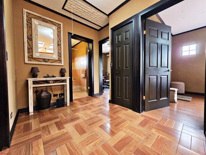 Casa Esquinera en Venta en La Ribera de Belén | 280 m² | 3-Habs | Jardines | Excelente Ubicación