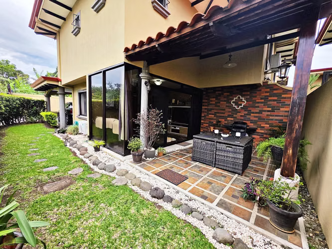 Casa Esquinera en Venta en La Ribera de Belén | 280 m² | 3-Habs | Jardines | Excelente Ubicación