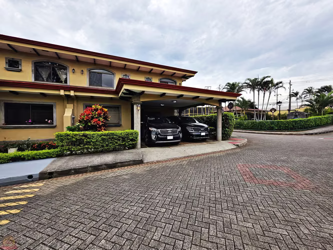 Casa Esquinera en Venta en La Ribera de Belén | 280 m² | 3-Habs | Jardines | Excelente Ubicación