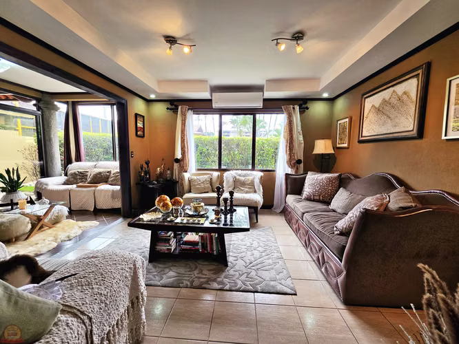Casa Esquinera en Venta en La Ribera de Belén | 280 m² | 3-Habs | Jardines | Excelente Ubicación