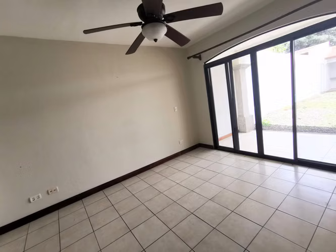 Heredia Casa Condominio piscina privada 4 dormitorios sala tv