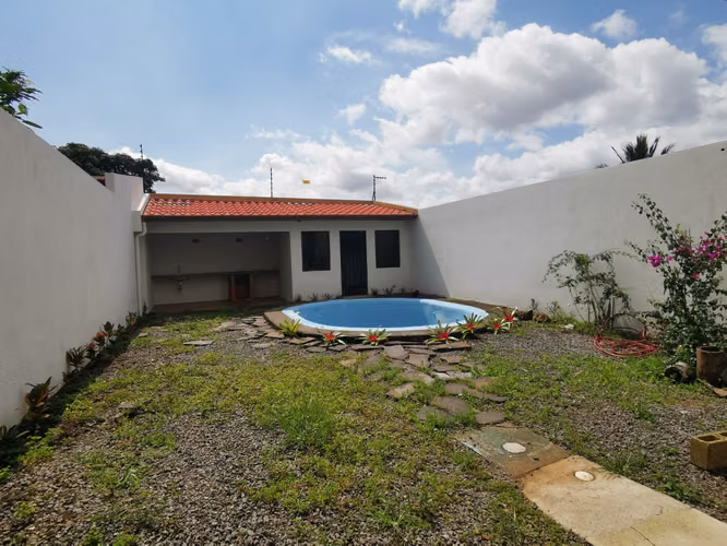 Heredia Casa Condominio piscina privada 4 dormitorios sala tv