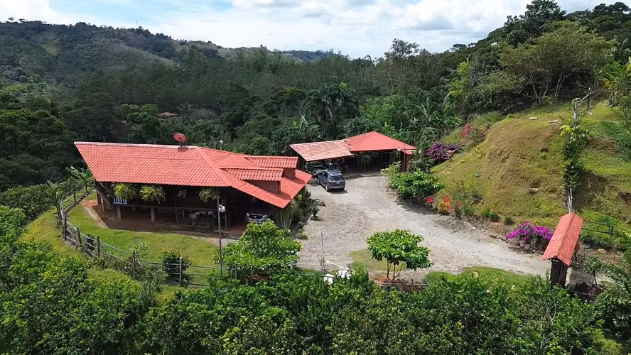 CASA TIPO CABAÑA CON HUERTO FRUTAL DE 0.80 HECTAREAS (2 ACRES) CON VISTA A LAS MONTAÑAS