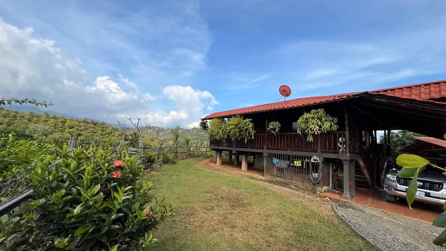 CASA TIPO CABAÑA CON HUERTO FRUTAL DE 0.80 HECTAREAS (2 ACRES) CON VISTA A LAS MONTAÑAS
