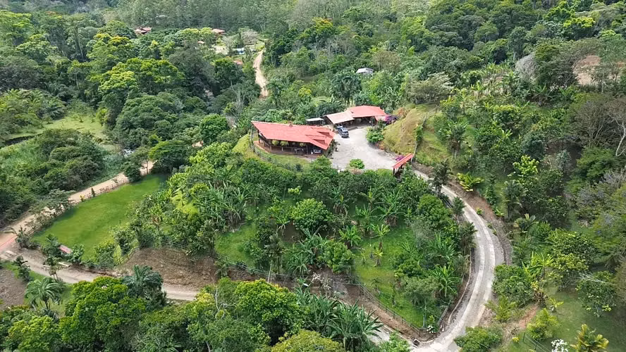 CASA TIPO CABAÑA CON HUERTO FRUTAL DE 0.80 HECTAREAS (2 ACRES) CON VISTA A LAS MONTAÑAS