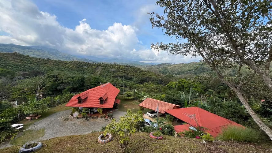 CASA TIPO CABAÑA CON HUERTO FRUTAL DE 0.80 HECTAREAS (2 ACRES) CON VISTA A LAS MONTAÑAS