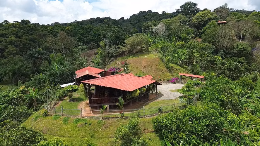CASA TIPO CABAÑA CON HUERTO FRUTAL DE 0.80 HECTAREAS (2 ACRES) CON VISTA A LAS MONTAÑAS