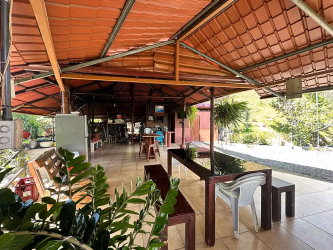 CASA TIPO CABAÑA CON HUERTO FRUTAL DE 0.80 HECTAREAS (2 ACRES) CON VISTA A LAS MONTAÑAS