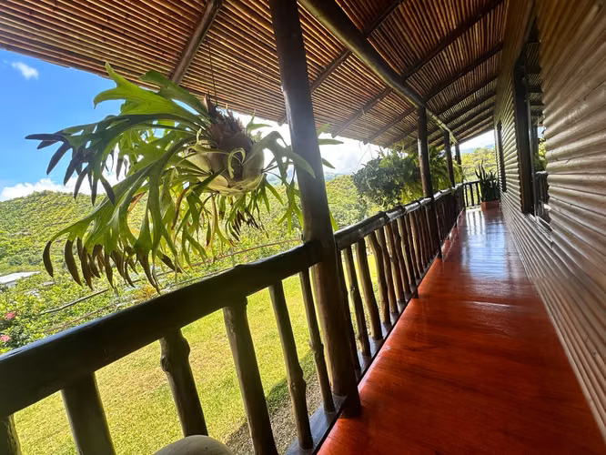 CASA TIPO CABAÑA CON HUERTO FRUTAL DE 0.80 HECTAREAS (2 ACRES) CON VISTA A LAS MONTAÑAS