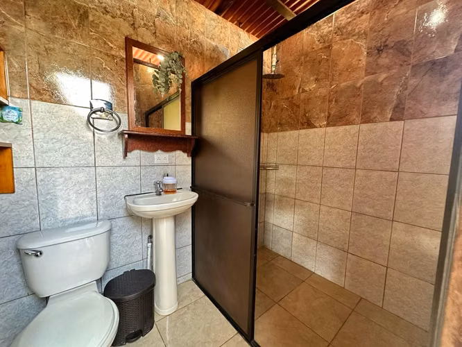 CASA TIPO CABAÑA CON HUERTO FRUTAL DE 0.80 HECTAREAS (2 ACRES) CON VISTA A LAS MONTAÑAS