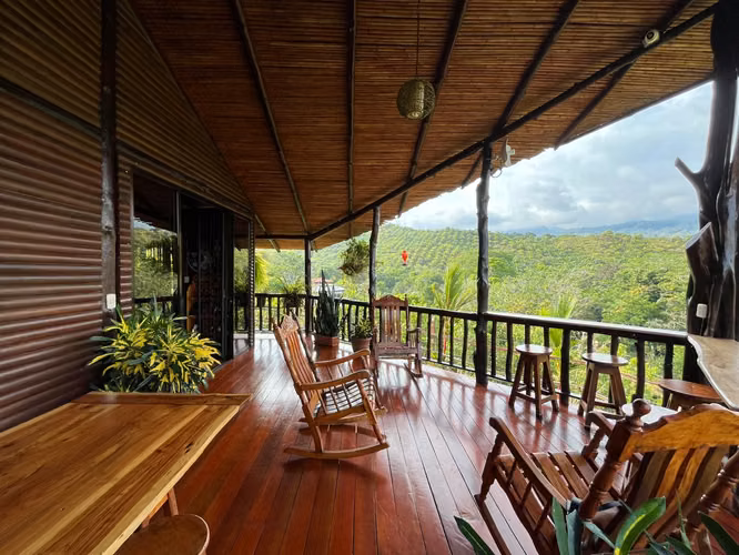 CASA TIPO CABAÑA CON HUERTO FRUTAL DE 0.80 HECTAREAS (2 ACRES) CON VISTA A LAS MONTAÑAS