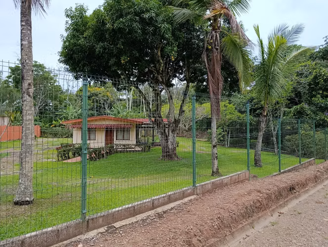 Venta de encantadora casa con amplias zonas verdes
