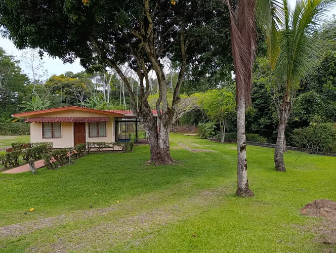 Venta de encantadora casa con amplias zonas verdes