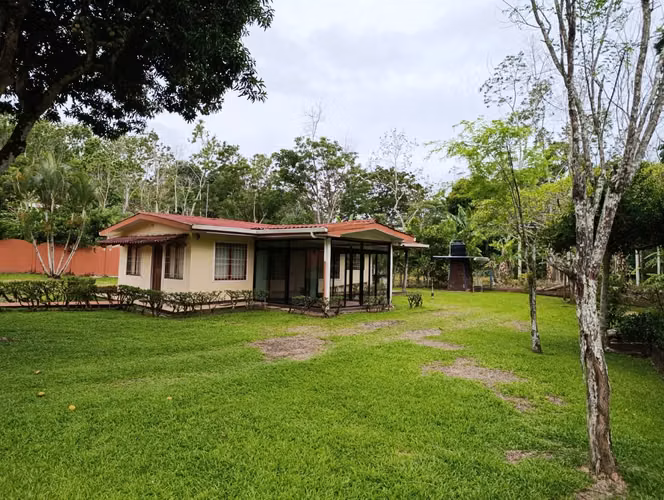 Venta de encantadora casa con amplias zonas verdes