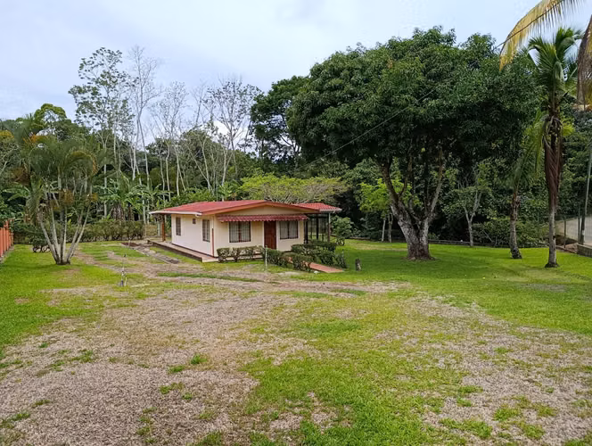 Venta de encantadora casa con amplias zonas verdes