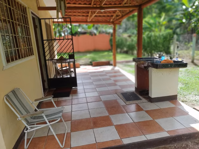 Venta de encantadora casa con amplias zonas verdes