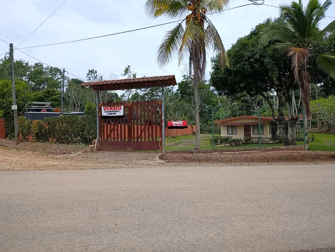 Venta de encantadora casa con amplias zonas verdes