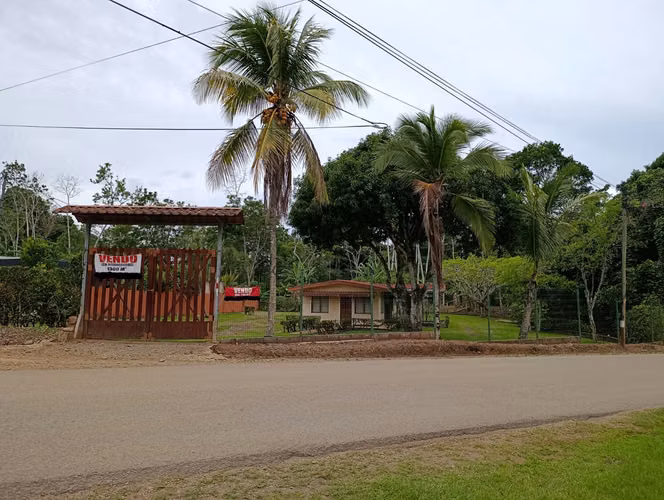 Venta de encantadora casa con amplias zonas verdes