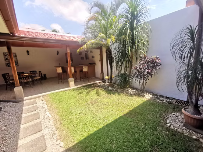 Heredia Alquiler Casa AMUEBLADA en Condominio 3 dor jardin 2 garajes oficina rancho