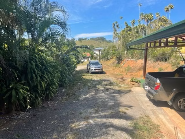 Casa recién construida con diseños y acabados únicos en Atenas