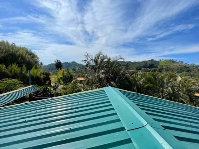 Casa recién construida con diseños y acabados únicos en Atenas