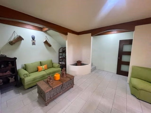 Casa recién construida con diseños y acabados únicos en Atenas