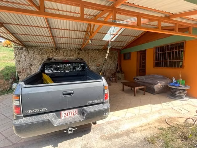 Casa recién construida con diseños y acabados únicos en Atenas