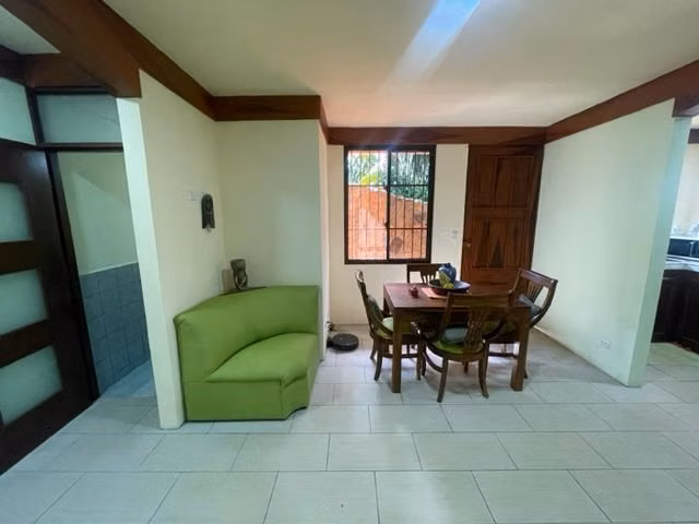 Casa recién construida con diseños y acabados únicos en Atenas