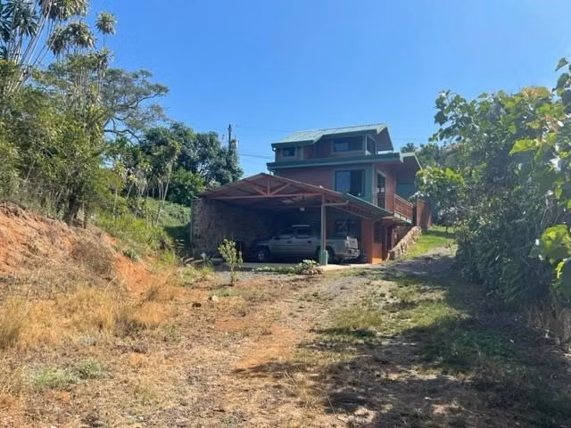 Casa recién construida con diseños y acabados únicos en Atenas