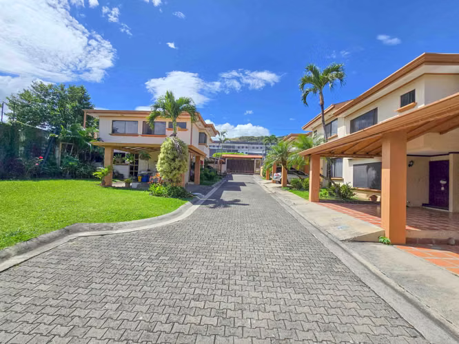 CONDOMINIO DE 3 HABIT. EN GUACHIPELIN ESCAZU