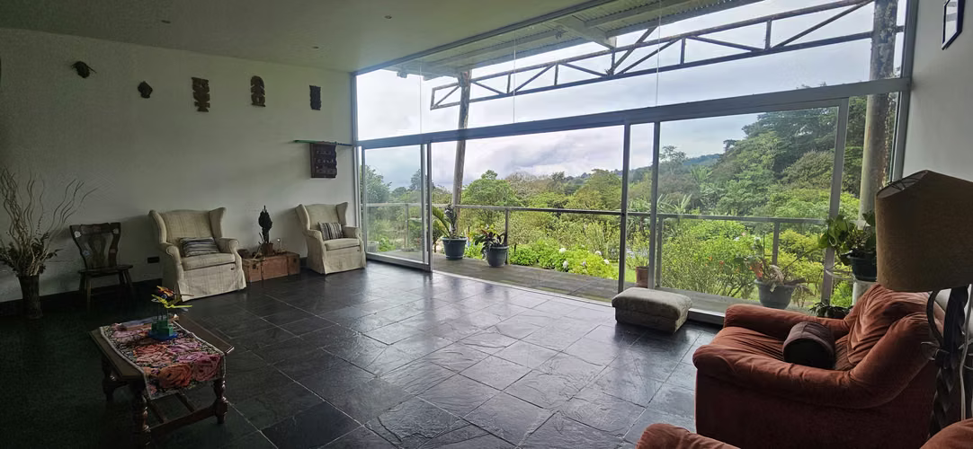 Vendo casa con amplio terreno en San Isidro de Heredia - Imagen 2
