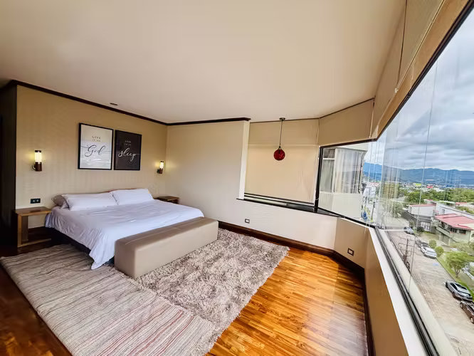 Penthouse en venta o alquiler amueblado,  en Los Yoses, San Pedro.