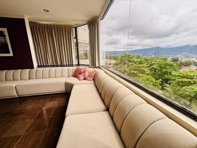 Penthouse en venta o alquiler amueblado,  en Los Yoses, San Pedro.