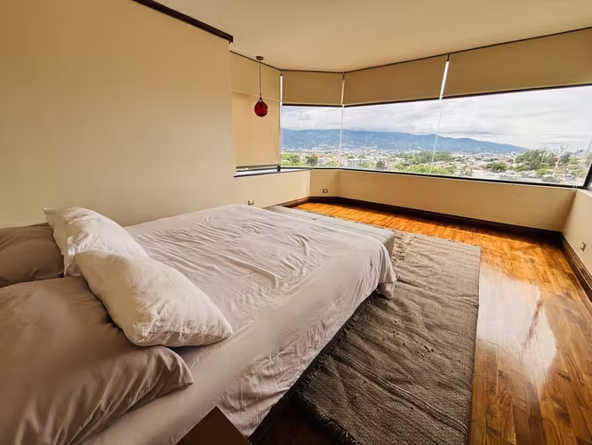 Penthouse en venta o alquiler amueblado,  en Los Yoses, San Pedro.