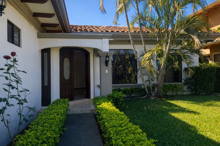 La casa ideal  para vivir en familia! Un solo nivel $2500 - Imagen 16