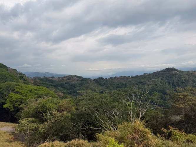 Gran finca con vistas impresionantes al Pacífico y al bosque.