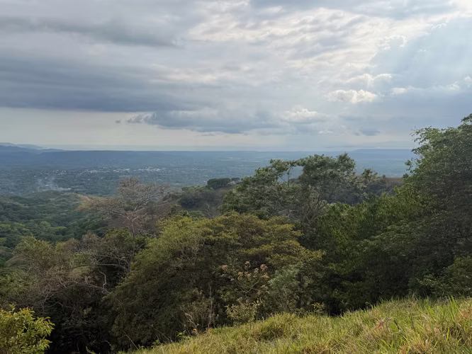 Gran finca con vistas impresionantes al Pacífico y al bosque.