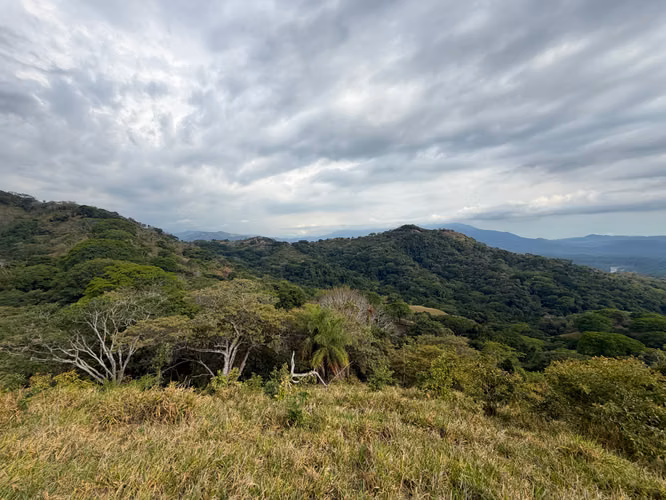 Gran finca con vistas impresionantes al Pacífico y al bosque.