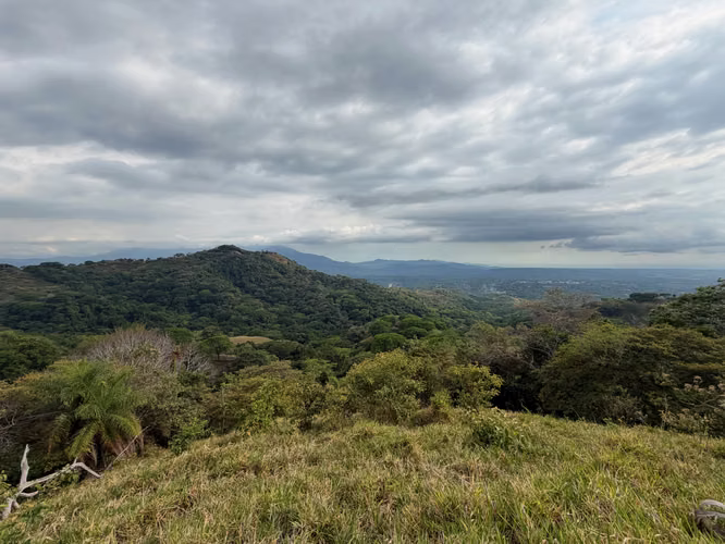 Gran finca con vistas impresionantes al Pacífico y al bosque.